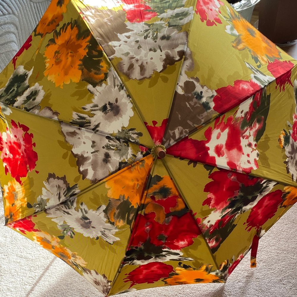 ***TODAY ONLY PRICE DROP*** Oscar De La Renta Floral Umbrella